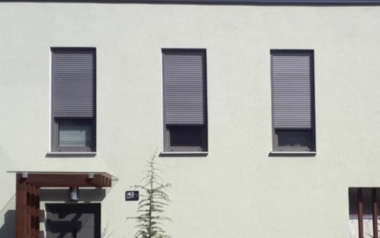Bijele vanjske rolete spuštene preko prozora moderne kuće